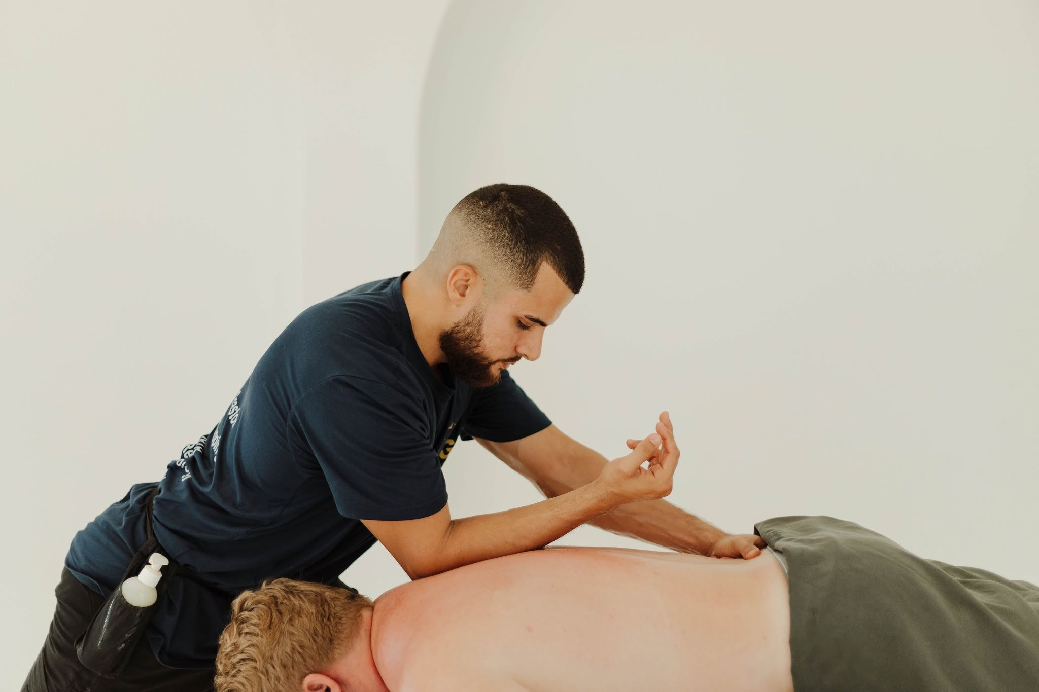 Mobile massage therapist giving a therapeutic deep tissue massage in Daytona Beach, FL